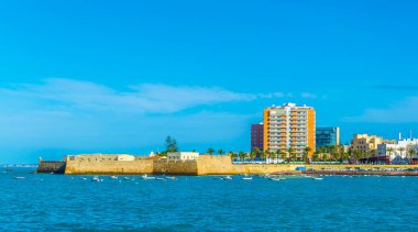 İspanya limanındaki Cadiz limanındaki bir savunma duvarı şehri yüksek gelgitten koruyor.