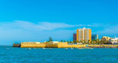 İspanya limanındaki Cadiz limanındaki bir savunma duvarı şehri yüksek gelgitten koruyor.