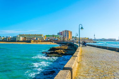 İspanyol şehri Cadiz 'deki San Sebastian şatosuna giden dar bir tuğla yol.