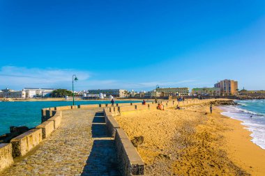 İspanyol şehri Cadiz 'deki San Sebastian şatosuna giden dar bir tuğla yol.