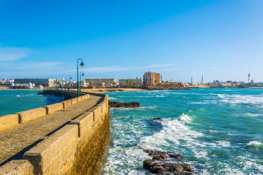 İspanyol şehri Cadiz 'deki San Sebastian şatosuna giden dar bir tuğla yol.