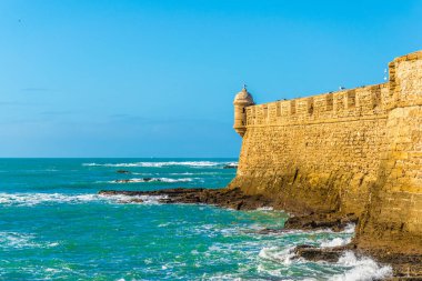 Cadiz, İspanya 'daki San Sebastian Kalesi' nin manzarası