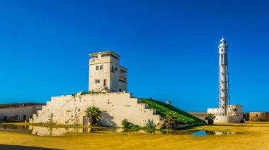 Cadiz, İspanya 'daki San Sebastian şatosunun içindeki bir deniz feneri manzarası