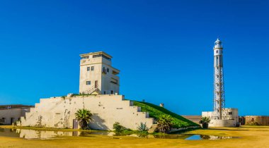 Cadiz, İspanya 'daki San Sebastian şatosunun içindeki bir deniz feneri manzarası