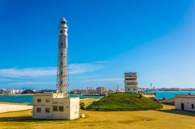 Cadiz, İspanya 'daki San Sebastian şatosunun içindeki bir deniz feneri manzarası