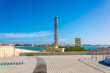 Cadiz, İspanya 'daki San Sebastian şatosunun içindeki bir deniz feneri manzarası
