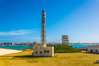 Cadiz, İspanya 'daki San Sebastian şatosunun içindeki bir deniz feneri manzarası