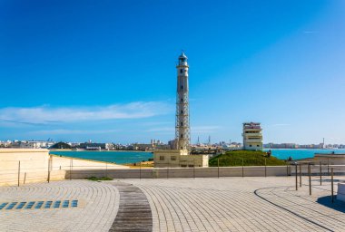Cadiz, İspanya 'daki San Sebastian şatosunun içindeki bir deniz feneri manzarası