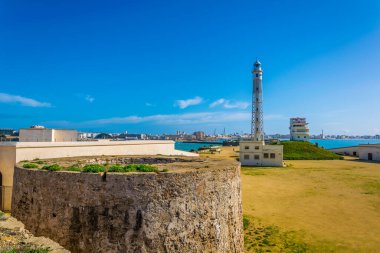 Cadiz, İspanya 'daki San Sebastian şatosunun içindeki bir deniz feneri manzarası