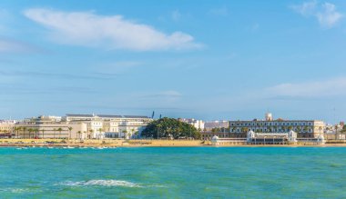 İspanya 'nın Cadiz şehrinde eski bir hamamın beyaz binalı La Caleta plajı manzarası