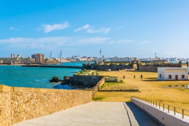 Arka planda Cadiz şehri olan San Sebastian Kalesi manzarası