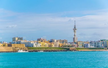 İspanya 'daki Cadiz şehrinin kendine özgü bir televizyon kulesi manzarası.
