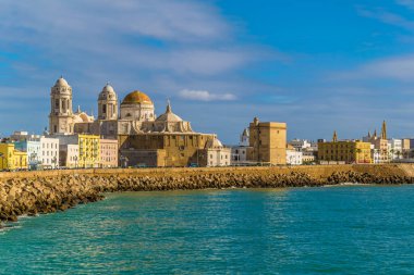 İspanya 'daki Cadiz' in yerel katedrali de dahil olmak üzere panoramatik görüntüsü