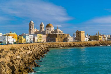 İspanya 'daki Cadiz' in yerel katedrali de dahil olmak üzere panoramatik görüntüsü