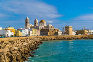 İspanya 'daki Cadiz' in yerel katedrali de dahil olmak üzere panoramatik görüntüsü