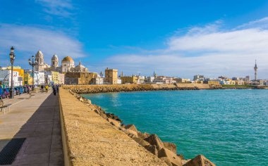 İspanya 'daki Cadiz' in yerel katedrali de dahil olmak üzere panoramatik görüntüsü