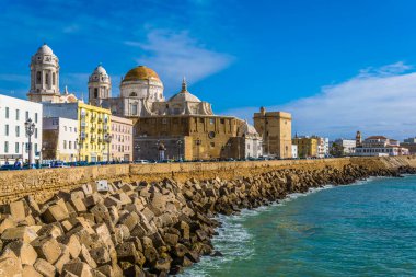 İspanya 'daki Cadiz manzarasına yerel katedral de dahil