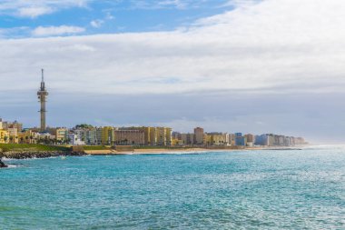 İspanya 'daki Cadiz şehrinin kendine özgü bir televizyon kulesi manzarası.