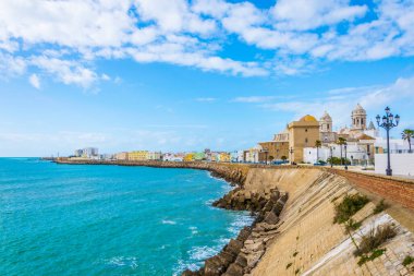 İspanya 'daki Cadiz manzarası. Yerel katedral de dahil.