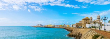 İspanya 'daki Cadiz manzarası. Yerel katedral de dahil.