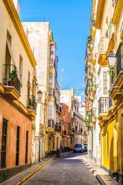 İspanyol Cadiz şehrinin tarihi merkezinde dar bir cadde
