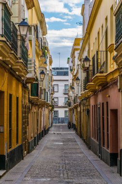 İspanyol Cadiz şehrinin tarihi merkezinde dar bir cadde