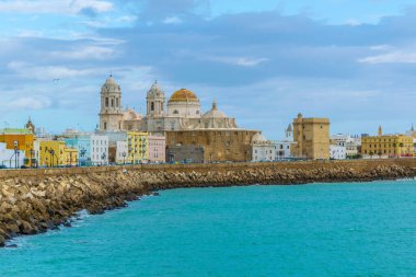 İspanya 'daki Cadiz manzarası. Yerel katedral de dahil.