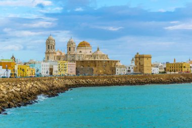 İspanya 'daki Cadiz manzarası. Yerel katedral de dahil.