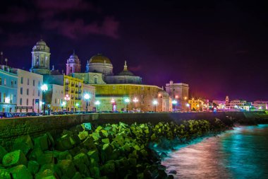 Cadiz 'deki aydınlık sahil manzarası muhteşem katedrali ile