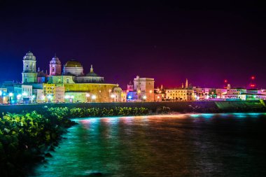 Cadiz 'deki aydınlık sahil manzarası muhteşem katedrali ile