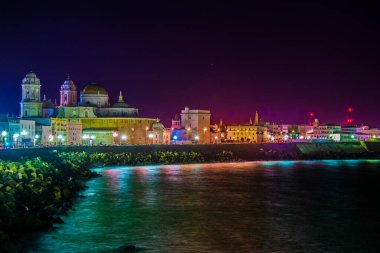 Cadiz 'deki aydınlık sahil manzarası muhteşem katedrali ile