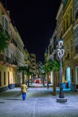 İspanyol şehri Cadiz 'in tarihi merkezinde dar bir caddenin gece görüşü