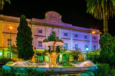 Tortuga ya da Kaplumbağa Çeşmesi 'nin gece manzarası Avenida Ramon de Carranza, Cadiz, İspanya