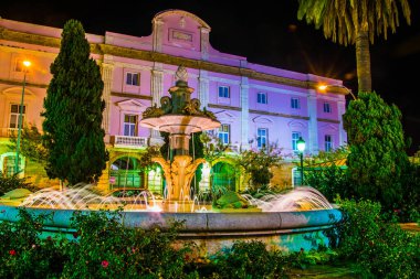 Tortuga ya da Kaplumbağa Çeşmesi 'nin gece manzarası Avenida Ramon de Carranza, Cadiz, İspanya