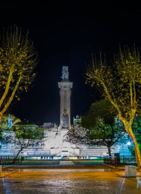 İspanya 'nın Cadiz kentindeki Anayasa Anıtı' nın Gece Görüşü