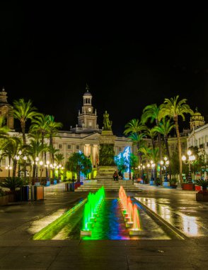 Cadiz 'de Aziz John Meydanı' ndaki bir çeşmenin gece görüşü. Arka planda belediye binası var.
