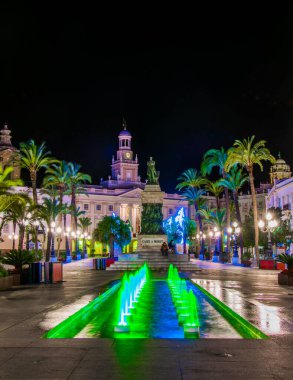 Cadiz 'de Aziz John Meydanı' ndaki bir çeşmenin gece görüşü. Arka planda belediye binası var.