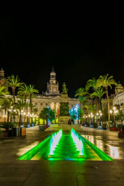 Cadiz 'de Aziz John Meydanı' ndaki bir çeşmenin gece görüşü. Arka planda belediye binası var.