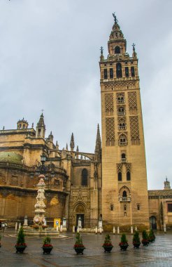 İspanya 'nın Sevilla kentindeki La Giralda Kulesi manzarası