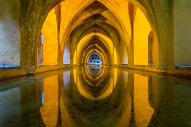 Kraliyet banyosunun ayrıntıları Sevilla 'daki gerçek Alcazar sarayının içinde.