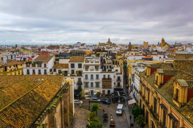 İspanya şehrinin havadan görünüşü Sevilla La Giralda Kulesi 'nin tepesinden alındı