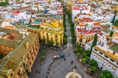 La Giralda Kulesi 'nin balkonundan Sevilla' daki Plaza de la Virgen 'in hava manzarası.
