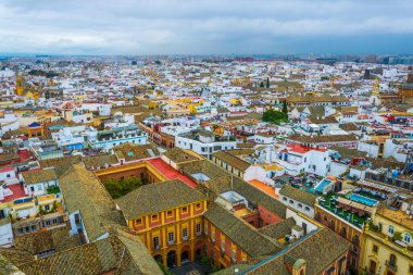 İspanya şehrinin havadan görünüşü Sevilla La Giralda Kulesi 'nin tepesinden alındı