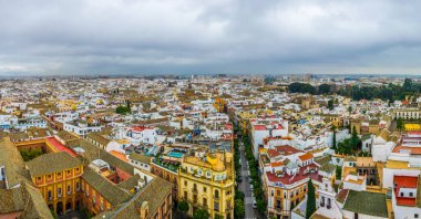 İspanya şehrinin havadan görünüşü Sevilla La Giralda Kulesi 'nin tepesinden alındı