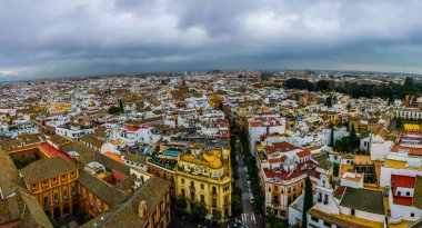 İspanya şehrinin havadan görünüşü Sevilla La Giralda Kulesi 'nin tepesinden alındı