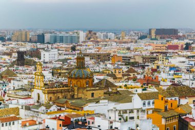 İspanya şehrinin havadan görünüşü Sevilla La Giralda Kulesi 'nin tepesinden alındı