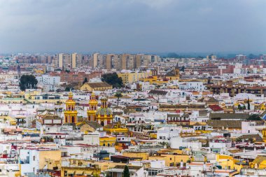 İspanya şehrinin havadan görünüşü Sevilla La Giralda Kulesi 'nin tepesinden alındı
