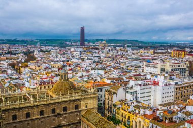 İspanya şehrinin havadan görünüşü Sevilla La Giralda Kulesi 'nin tepesinden alındı