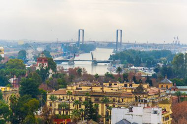 İspanya şehrinin havadan görünüşü Sevilla La Giralda Kulesi 'nin tepesinden alındı