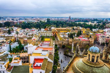 İspanya şehrinin havadan görünüşü Sevilla La Giralda Kulesi 'nin tepesinden alındı